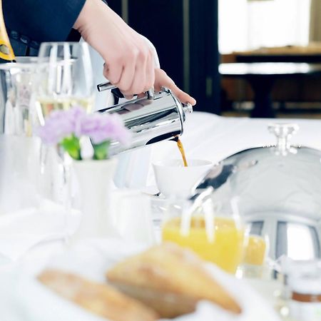 阿斯塔纳瑞吉酒店 阿斯坦纳 外观 照片 A server pouring orange juice