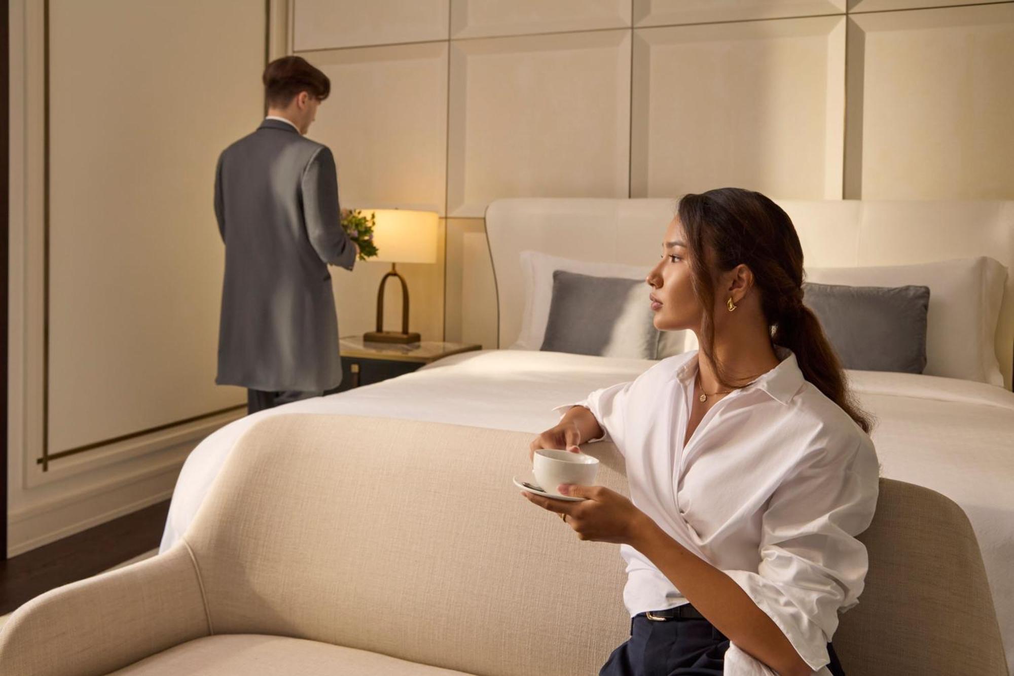 阿斯塔纳瑞吉酒店 阿斯坦纳 外观 照片 A guest being served by a butler