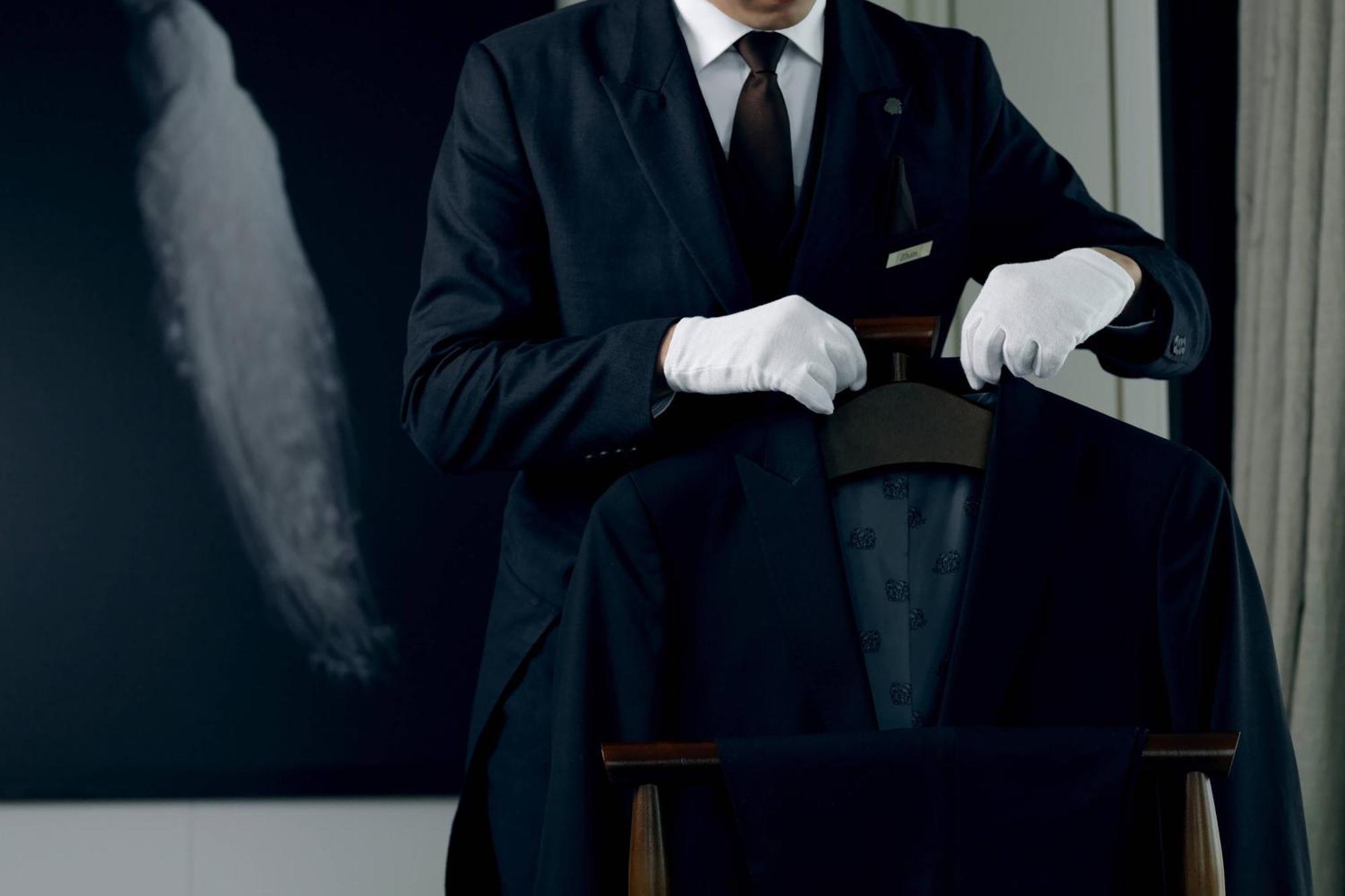 阿斯塔纳瑞吉酒店 阿斯坦纳 外观 照片 A butler wearing white gloves