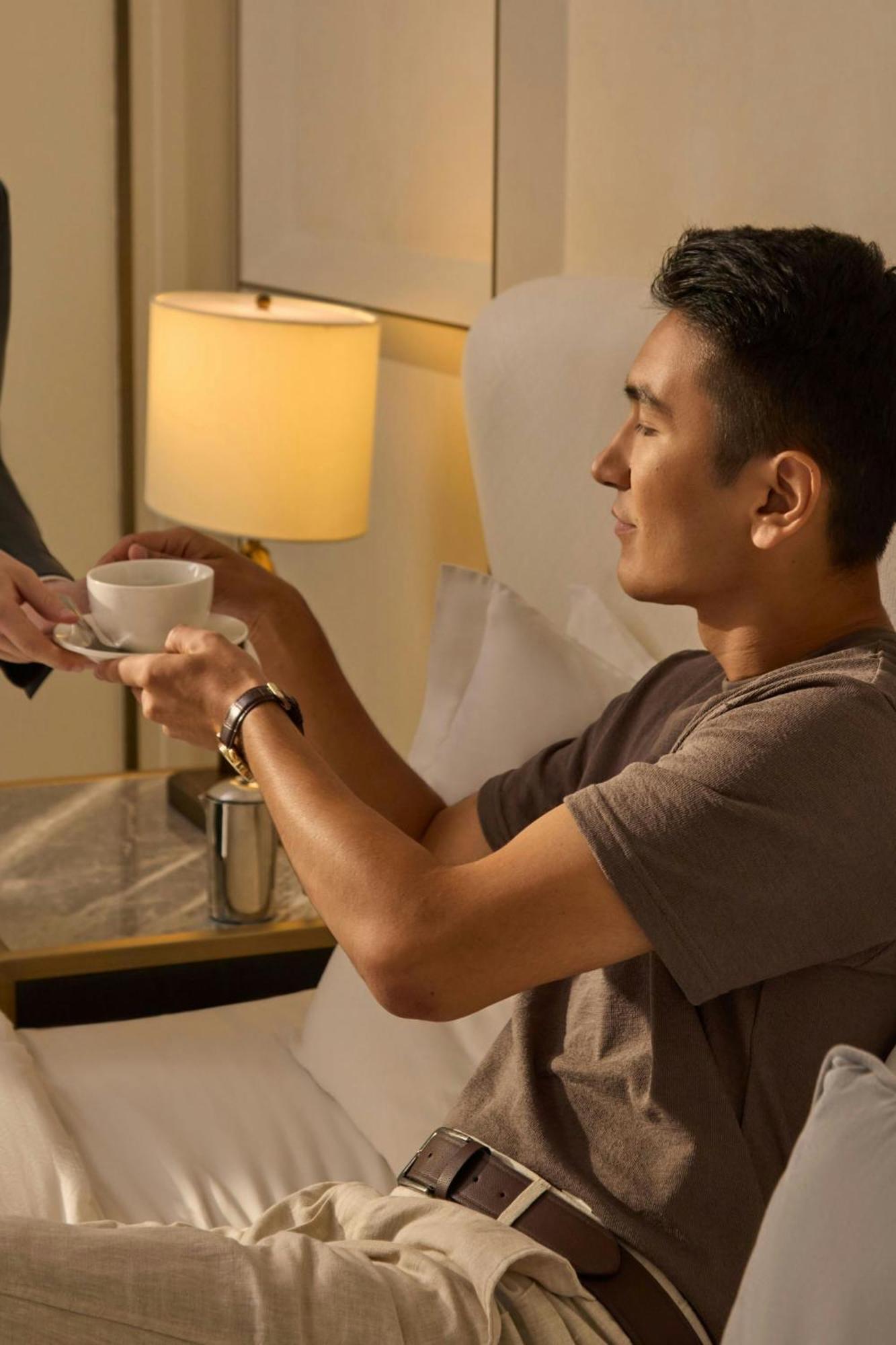 阿斯塔纳瑞吉酒店 阿斯坦纳 外观 照片 A guest being served coffee